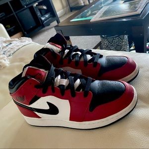 NIKE AIR JORDAN 1 MID 'CHICAGO BLACK TOE' SIZE 7